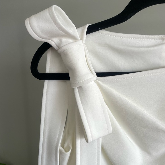 Elegant Calvin Klein Sleeveless White Sheath Dress with Shoulder Bow Size 6 - Picture 2 of 4